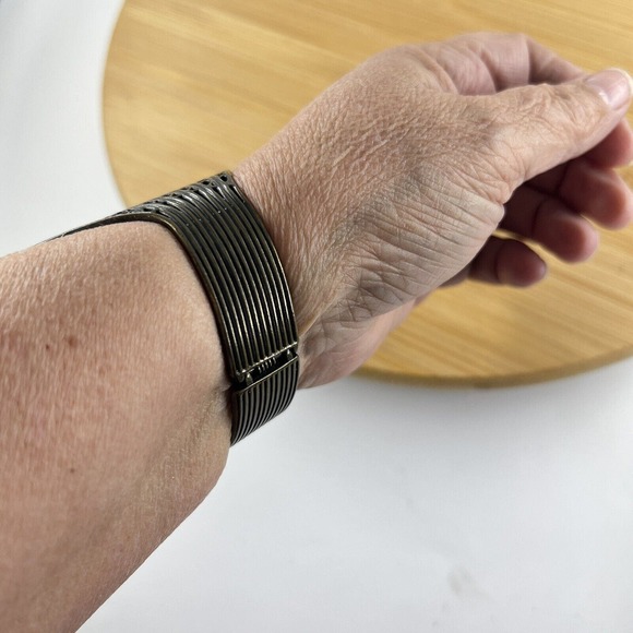 Vintage Hinged Clamp Bracelet Heart Floral Filigree Brass Feminine Bohemian - Picture 7 of 7